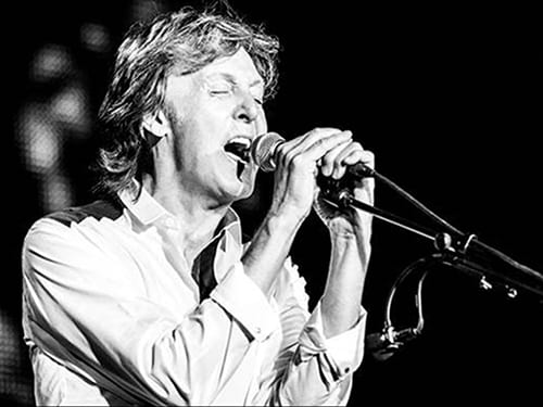Paul McCartney zingend in een Shure SM58